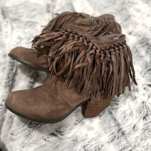 Size 9 Not Rated fringe booties brown🤎